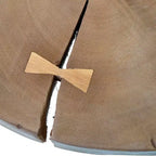 Tavolino rotondo in teak di recupero con base a treppiede rustica